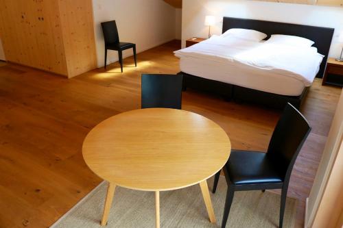 a bedroom with a bed and a table and chairs at Guarda Lodge in Guarda