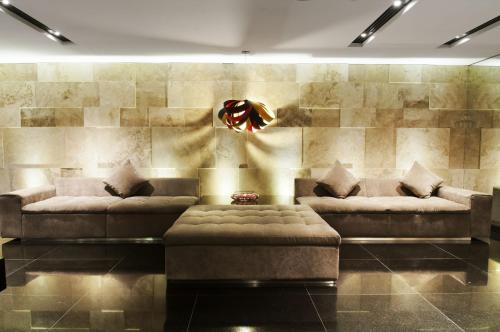 a living room with two couches and a table at Arawi Miraflores Prime in Lima