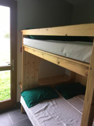 - 2 lits superposés dans une chambre avec un oreiller dans l'établissement Refuge des étangs de Bassiès, à Auzat