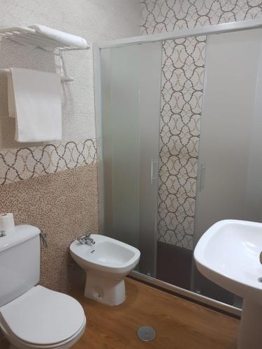 Bilik mandi di Hostal Hispalis