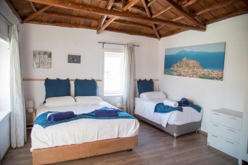 Un pat sau paturi într-o cameră la Keros Apartments