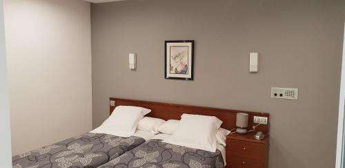  Hotel Les 7 Claus -  Room  picture :    Shower    TV    Telephone                            