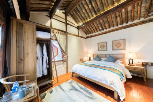 a bedroom with a large bed and a wooden ceiling at Dali Old Courtyard Boutique Inn in Dali