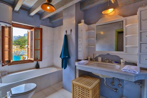 uma casa de banho com um lavatório, uma banheira e um WC. em Villa Pera Meria em Meyisti