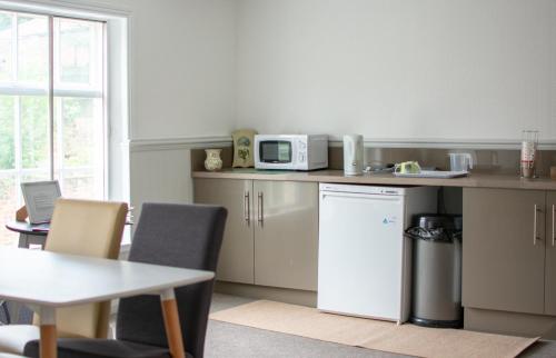 A kitchen or kitchenette at The Traveller's B&B