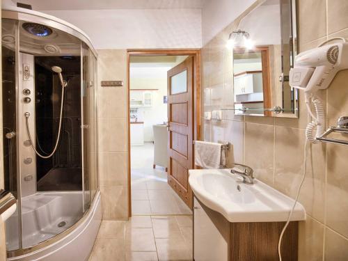 コシチェリスコにあるVisitZakopane - Pistachio Apartmentのバスルーム(シンク、シャワー、バスタブ付)