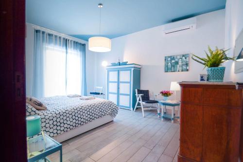 una camera con letto, scrivania e tavolo di Smeraldo - Splendido e spazioso appartamento a due passi dal mare tra Taormina e Catania a Riposto