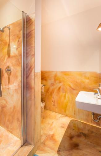 une salle de bain avec douche et lavabo dans l'établissement Sunflower Hostel Berlin, à Berlin