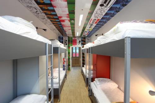 
Двухъярусная кровать или двухъярусные кровати в номере MCC Hostel
