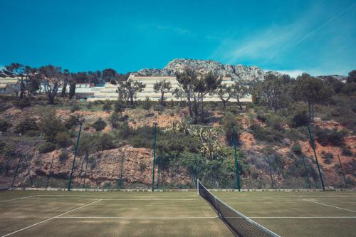 a tennis court on top of a hill at Les Terrasses d'Eze - Hôtel & Spa in Èze