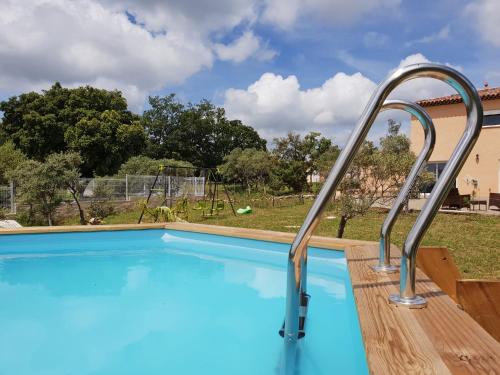 MontmeyanにあるPicturesque villa in Montmeyan with poolのヴィラ内のスライド付きスイミングプール