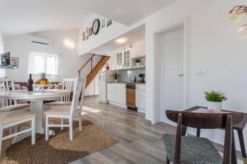 a kitchen and dining room with a table and chairs at Studio Villa Ivka in Baška