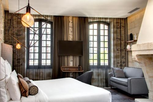 Postel nebo postele na pokoji v ubytování Boutique Hôtel des Remparts & Spa