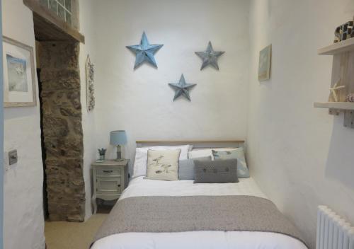 テンビーにあるShipwrights Cottageのベッドルーム1室(壁に青い星付)