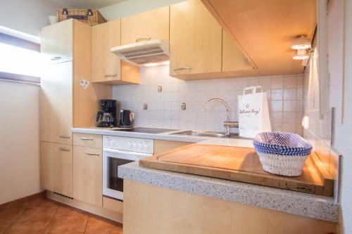 eine Küche mit einer Spüle und einer Theke mit einer Schüssel darauf in der Unterkunft Mountain View near Kaprun - Steinbock Lodges in Piesendorf