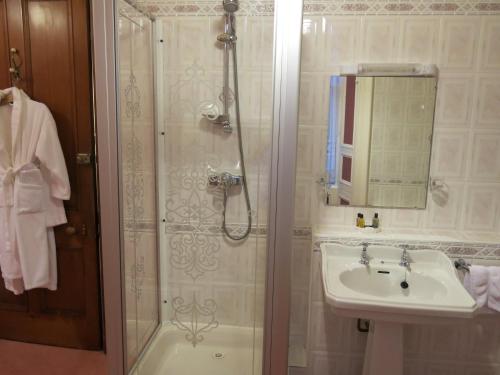 Vannas istaba naktsmītnē Pitlochry Dundarach Hotel