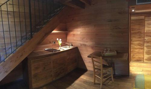 a bathroom with a sink and a table in a room at Agriturismo Cascina Rosengana in Cocconato