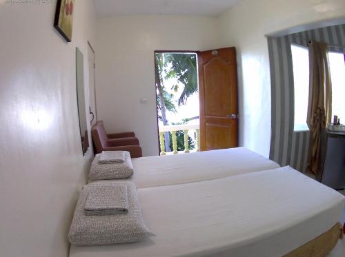 Postel nebo postele na pokoji v ubytování Oslob Seafari Resort
