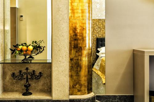 a shower with a bowl of fruit on a table at Manzoni 46 - Ospitalità siciliana in Milazzo