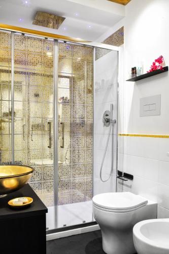 a bathroom with a shower and a toilet and a sink at Manzoni 46 - Ospitalità siciliana in Milazzo