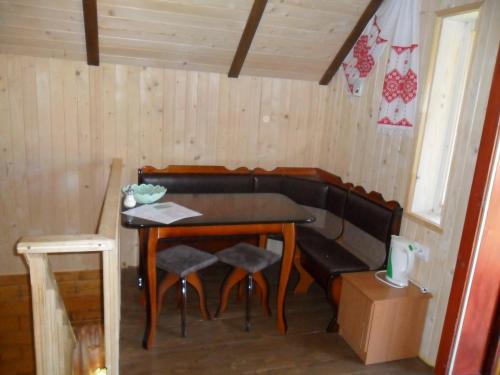 ボロフタにあるLisovychokのソファ付きの客室内の小さなテーブルと椅子