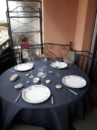 une table bleue avec des assiettes et des verres à vin dans l'établissement Studio Californie, à Nice