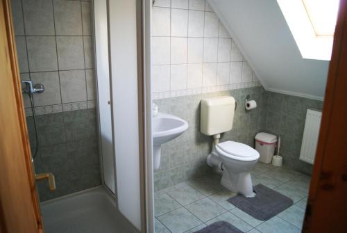 Bathroom sa Szanyi Vendégház