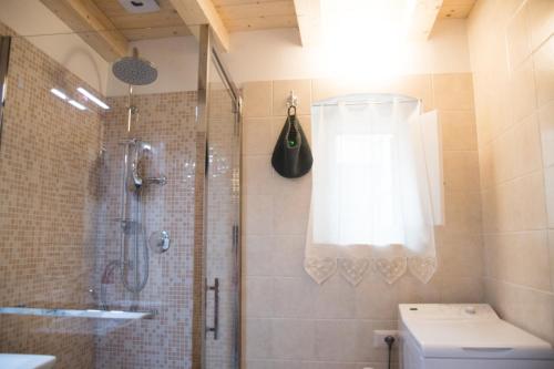 ジョヴィナッツォにあるCasa Biancaのバスルーム(シャワー、トイレ付)、窓が備わります。