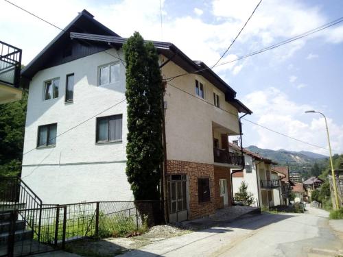 een huis met een boom erop bij HM - konak in Srebrenica