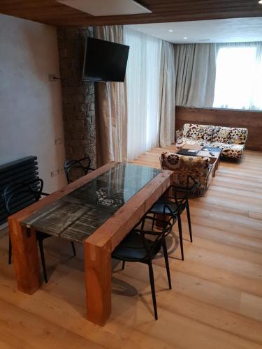 a living room with a wooden table and a couch at MH Olen Boutique Hotel in Alagna Valsesia