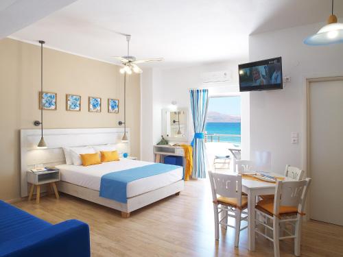 Giường trong phòng chung tại Almiris Seaside Apartments