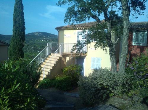 グリモーにあるLes Restanques, Bastides vue Golfe Saint Tropezの白い木の横に階段