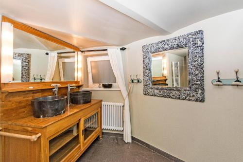 ソポトにあるParkowa 1902 moj-sopot plのバスルーム(洗面台、鏡付)