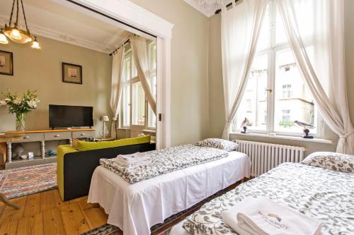 una camera da letto con due letti e una TV di Parkowa 1902 moj-sopot pl a Sopot