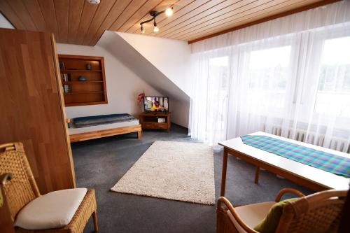 メーアブッシュにあるFeriendomizil Meerbuschのベッド2台と窓が備わる小さな客室です。