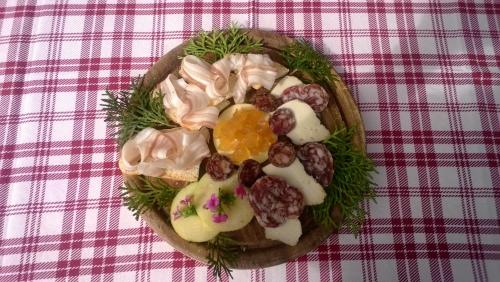 een bord eten bovenop een tafel bij b&b Casa Tavernaro in Fiera di Primiero