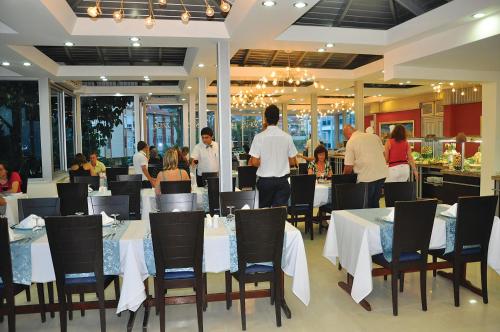 een groep mensen die aan tafel zitten in een restaurant bij Blue Diamond Alya Hotel in Alanya
