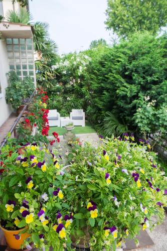 a garden filled with lots of different colored flowers at B&B Pereuka in Rovigo