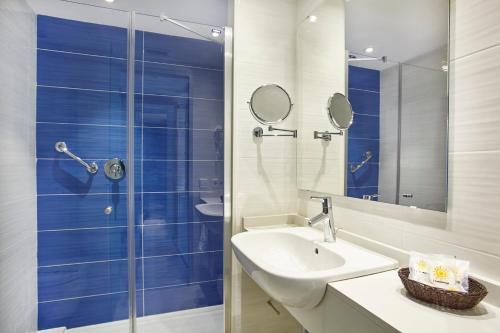 a bathroom with a sink and a shower at Universal Casa Marquesa in Colonia Sant Jordi
