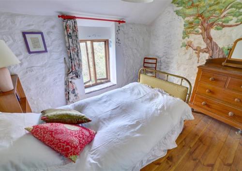 BrynammanにあるRose Cottageのベッドルーム(白いベッド、枕付)