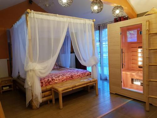 Postel nebo postele na pokoji v ubytování Het Filipijns Slaaphuisje