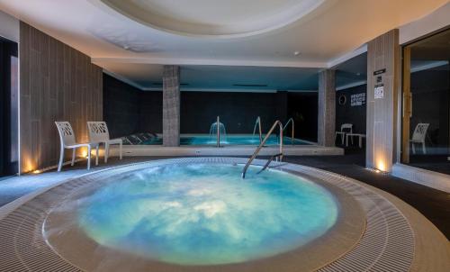 Bazén v ubytování Rosamar Es Blau 4*s - Adults Only nebo v jeho okolí