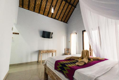 1 dormitorio con 1 cama en una habitación en Krisna Guest House en Nusa Penida