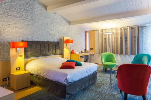 Ένα ή περισσότερα κρεβάτια σε δωμάτιο στο Logis LE RABELAIS Hôtel- Restaurant - SPA