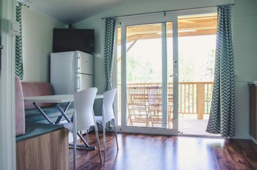 Balkón nebo terasa v ubytování Holiday resort Bela krajina - Glamping and Mobile Homes