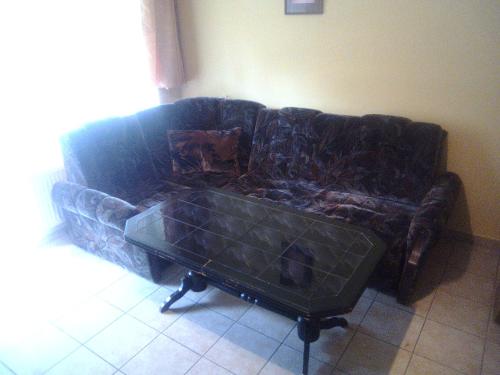a black couch in a living room with a coffee table at Ośrodek Wczasowy "GRONOSTAJ" in Rajcza