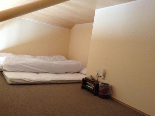 Postel nebo postele na pokoji v ubytování Minamiya 山とねこと遊ぶ宿 みなみ家