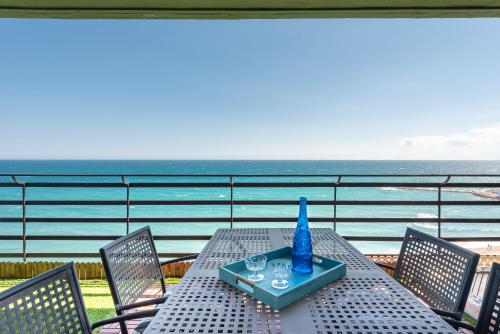 einen Tisch mit einer blauen Vase auf dem Balkon in der Unterkunft Apartamento Mediterraneo View in Marbella