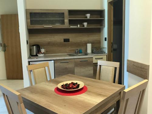 Una cocina o zona de cocina en Apartmani CENTAR- Smederevo