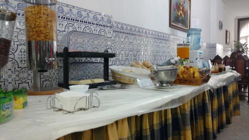 - une table avec du pain et des paniers de nourriture dans l'établissement Hotel Peninsular- Porto, à Porto